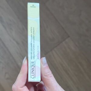 NWT Clinique airbrush concealer